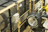 タイヤの姿勢角を制御可能で、実車の走行状態を再現できる。