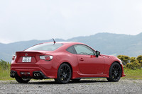 オリジナルエアロパーツは、ボディー下端に取り付けるもののほか、トランクリッド用のスポイラーも用意される。