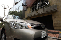 エクステリアでは、専用デザインのフロントグリルやブルーのエンブレムなどがハイブリッド車の特徴。テスト車にはオプションのディスチャージヘッドランプが装備されていた。
    