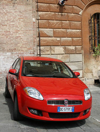 ゴルフを迎え撃つ「ブラーヴォ」。シエナの我が家の近所にて。