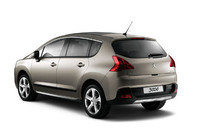 ブーメラン型のテールランプが目を引くリアビュー。ホイールのサイズは17インチだ。