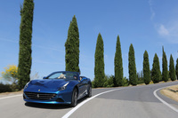 動力性能は0-100km/h加速が3.6秒、最高速は316km/h。パワーウェイトレシオは2.9kg/ps。