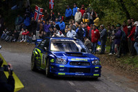 WRCカタルニアラリーの「スバル・インプレッサWRC」。ラテンの国スペインでは、マーシャルの警告笛が鳴るギリギリまで、コース上でマシンを待ったり、手を伸ばしてクルマにさわったりする人がいる。（写真＝スバルテクニカインターナショナル）