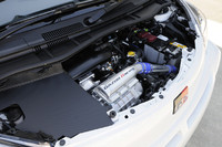 スーパーチャージャーが鈍い光りを放つ、エンジンルーム。