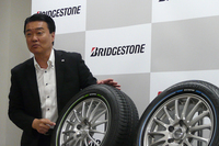 「カラーサイド」の技術的な特徴を説明する、開発担当者の川合誠一郎氏。
    