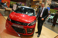 マイクロカーメーカー「リジェ」のブースにて。車両の傍らに立つのは、同社のフランソワ・リジェCEO。