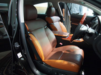 夕日をイメージした「GS“Art Works”」の内装。テンダーオレンジ×テンダーブラウンのシートはサイドサポート部分の配色が左右非対称となる。