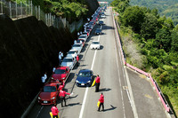 坂道を利用しての記念撮影。続々とハチロクが整列していく。