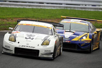 GT300クラスのトップ争いは終盤ギリギリまで繰り広げられた、NO.19 ウェッズスポーツセリカ(飯田章／関口雄飛組）がNO.47 宝山 DUNLOP Z(脇阪 薫一／密山祥吾組)を追い立てる。