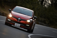 フロントサスペンションのダンパーには、「ハイドロリック・コンプレッション・コントロール（HCC）」と呼ばれる“セカンダリーダンパー”が組み込まれている。HCCはバンプストップラバーの機能を備えており、乗り心地とグリップ限界の両方向上に役立つとうたわれる。