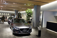 モノトーンをベースとしながら、木の質感も生かした内装。建築家の谷尻氏によれば、グレーの壁が木とブラックのまとめ役となるのだとか。