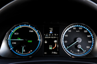 「ハリアーハイブリッド プレミアム」のメーターパネル。タコメーターは装着されず、ハイブリッドシステムの稼働状況が表示される。