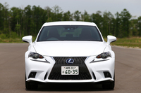 新世代レクサスのデザインアイコン「スピンドルグリル」が印象的なフロントマスク。写真は「IS300h“Fスポーツ”」。