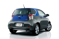 ブルーが目を引く特別な「トヨタiQ」が登場の画像