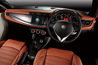 「ナチュラル」カラーのレザーシートが与えられる「ジュリエッタ スポルティーバ 105thアニバーサリーエディション」のインテリア。「ジュリエッタ クアドリフォリオ ヴェルデ 105thアニバーサリーエディション」のシートカラーは、レッドになる。
    