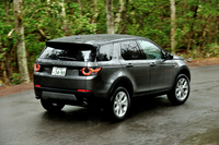 試乗車のボディーカラーはコリス・グレイ。セットオプション「スタイルパック」を選ぶと、試乗車のようにコントラストルーフ（サントリーニ・ブラック)に仕立てることができる。
    