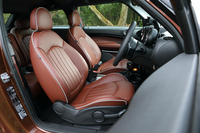 テスト車はオプションの「レザーラウンジシート」を装着。