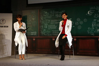 「ちゃんと買い」を心がけてほしいと、タイヤ選びの大切さをアピールする綾瀬はるかさん。