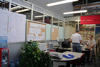 こちらはKAIZEN表やグラフが貼られた、マジメな一角。