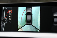 カメラの映像を合成して、周囲の障害物との位置関係を示す機能「トップ・ビュー＋サイド・ビュー・カメラ」もオプションで用意される。