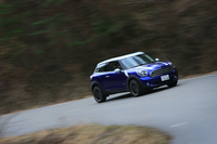 
    「MINIクーパー ペースマン ALL4」の0-100km/h加速は、AT仕様で11.8秒、MT仕様で11.6秒。なおFF車の「MINIクーパー ペースマン」では、それぞれ11.5秒、10.4秒となっている。
    
