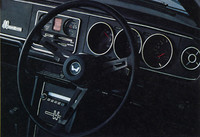 黒一色でスポーティな雰囲気を強調した99Sのインテリア。タコメーター、電流計、油圧計、コンソールボックス、3点式シートベルトなどを標準装備していた。