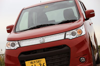 ノーマルの「ワゴンR」とは異なった、シャープな表情をたたえる「ワゴンRスティングレー」。ヘッドランプやグリルにはLEDイルミネーションが備わる。