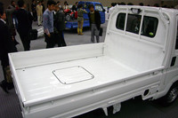 荷台のゲートは、3方向に開く。中央に見える蓋は、エンジンにアクセスするためのもの。