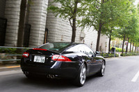 【テスト車のオプション装備】
XKRエアロパック＝11万5000円／ジャガーロゴ入りレッドブレーキキャリパー＝4万5000円／リアカメラパーキングコントロール＝5万円／20インチシルバーTakobaアロイホイール＝9万9000円／ブライトステンレススチールペダル＝5万5000円／アダプティブクルーズコントロール＝20万円／ダークオークウッドパネル（無償オプション）