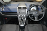 大きく1眼のスピードメーターが備わるインパネ。メーター外周にシフトインジケーターや警告灯が配置され、液晶のインフォメーションディスプレイには外気温、燃費その他の情報が表示される。