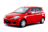 「マツダ・デミオ」
1996年にデビューしたコンパクトカー。シンプルさと実用性が支持を集めてヒットし、高い評価を得てカー・オブ・ザ・イヤーを受賞した。現在は3代目となっているが、小説に登場するのは先代モデル。（写真は2005年モデル）