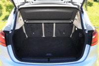 バッテリーや後輪用モーターなどが搭載されるため、ラゲッジルームの容量は400リッターに減少している。（写真をクリックすると、シートの倒れる様子が見られます）