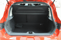 ラゲッジスペースの様子。後席のシートバックは6：4の分割可倒式。（クリックすると後席が倒れる様子が見られます）