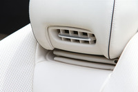 ヘッドレスト下部に備わるエアスカーフ。小型セラミックヒーターで暖めた空気を、乗員の首に向けて吹き出す。