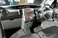 運転席まわりは、薄型センターメーターなど先代のイメージをほぼ踏襲する。写真は「タントカスタム」の黒内装。