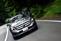 「GLAクラス」の2リッターモデルは、すべて4WD車。走行状態に応じて、100対0～50対50の割合で、前後輪にトルクを配分する。
    