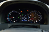 ハイブリッドモデルのメーターパネル。中央の液晶画面には、エネルギーフローや燃費などの車両情報が表示される。