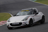 「GLOBAL MX-5 CUP」は、日本仕様の「マツダ・ロードスター」よりも排気量の大きな2リッター直4エンジン（最高出力157ps/6000rpm、最大トルク20.5kgm/4600rpm）を搭載する。