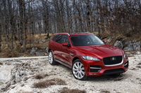 2リッターのディーゼル車「Fペース 20d Rスポーツ」。欧州では、3リッターV6ディーゼルターボもラインナップされる。写真は、22インチアルミホイール装着車。