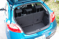 荷室は、フルフラットにこそならないが、後席を倒すことで容量を拡大できる。リア中央席のヘッドレストと3点式のシートベルトは、全車で選択可能だ（一部グレードでオプション）。