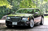 「クライスラー300」のラインナップは、ベーシックな「300 リミテッド」と装備が充実した「300C ラグジュアリー」の二本立て。試乗車は後者。