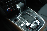 トランスミッションはZF製の8段AT。昨今のドイツ製HVでは、トランスミッションの内部に1基のモーターを搭載するという構造はほぼ共通となっているが、トルクコンバーターの有無など、詳細はメーカーや車種によってずいぶん異なる。