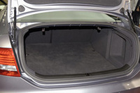 
	荷室容量は、先代比112リッター増の546リッター。
	 