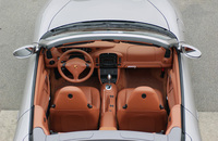 カレラ4カブリオレ、テスト車の装着オプションは以下の通り。メリディアンメタリック＝14.0万円／シナモンブラウンスペシャルレザー＝53.0万円／パワーシートパッケージ＝26.0万円／フロントヒーテッドシート＝6.5万円／キセノンヘッドライト＝14.0万円／ホイールキャップ＝2.5万円／リモートCDチェンジャー＝7.5万円／ボーズサウンドシステム＝11.0万円