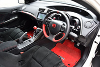 フルバケットシートや赤いレザーシフトノブ、スポーツマット以外は、ノーマルの「シビック タイプR」と変わらない。