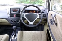 エクステリアの「三角形」のモチーフを、インテリアでも反復した。デジタルメーターとあわせ、好みが分かれそうだ。