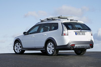 新デザインの17インチホイールを装備。左右2本だしのマフラーは、全グレード共通。