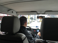 運転中のファブリツィオ氏。イタリアでウーバーのドライバーになるには、まず地方自治体が管轄するハイヤー業者として登録しなければならない。