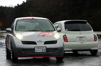 手前が「ニスモ・マーチ S-tune Complete」。後ろを向いているのが、「日産マーチ12SR」。