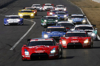 GT500クラスのスタートシーン。新たな伝説を作るべく、3台のGT-Rが第一コーナーに向かう。
ちなみに日産は、市販車の「GT-R」をSUPER GTオフィシャルセーフティカーとして提供している。